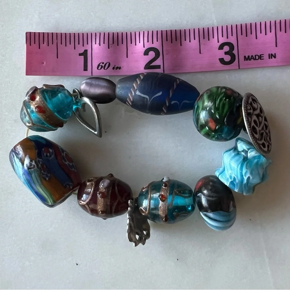 Vibrant GLASS BEAD Artisan Multicolor STRETCH BRACELET w Silvertone Metal Charms - Picture 8 of 9